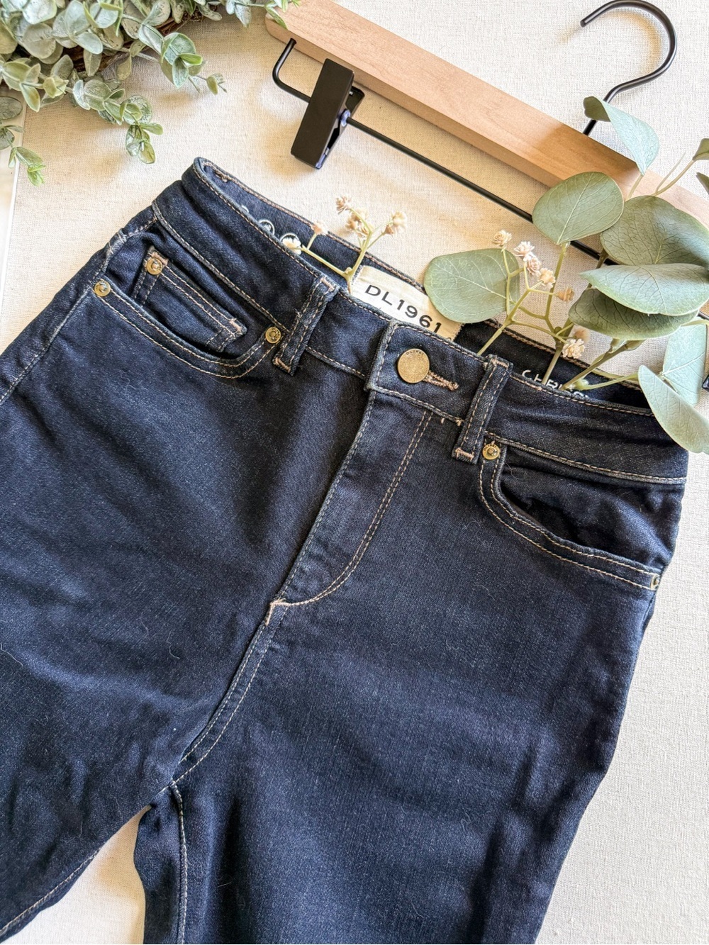 DL1961 Chrissy Skinny Dark Wash Premium Stretch Denim Size 24 - Picture 6 of 7